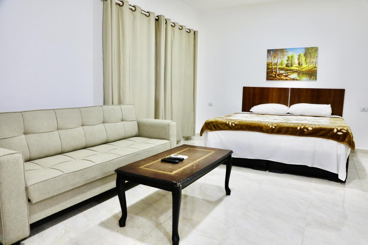 Faraseen Apartments Al Qastal 外观 照片