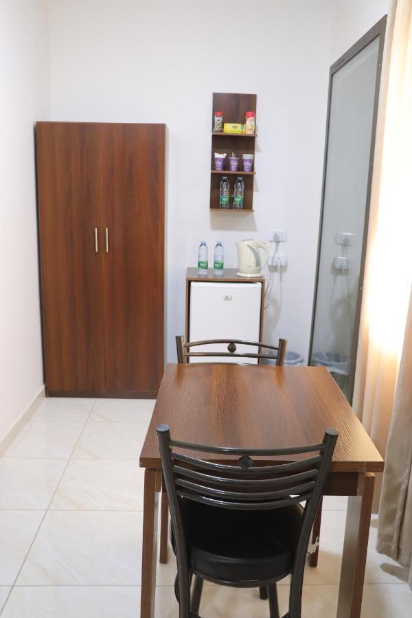 Faraseen Apartments Al Qastal 外观 照片